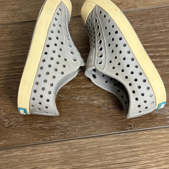 Native Jefferson Youth Unisex Slip-On Shoes Gray/Off White Size 8 Toddler Summer - Picture 7 of 10